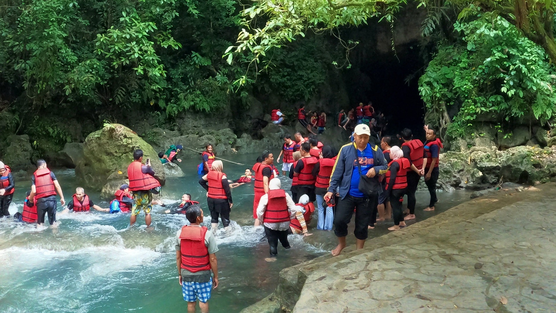 Citumang Diserbu Wisatawan, Sensasi Body Rafting di Sungai Jernih Jadi Daya Tarik Utama